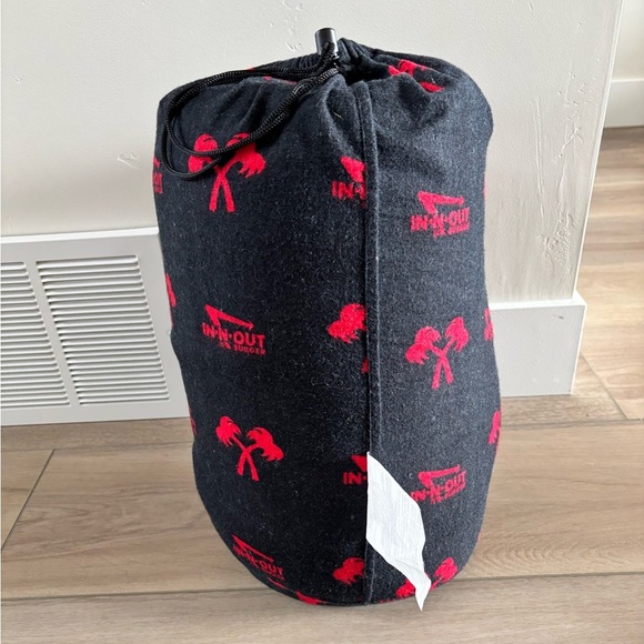 IN-N-OUT Insulated Sleeping Bag Promo Employee Issue Fleece collectable - Picture 7 of 10
